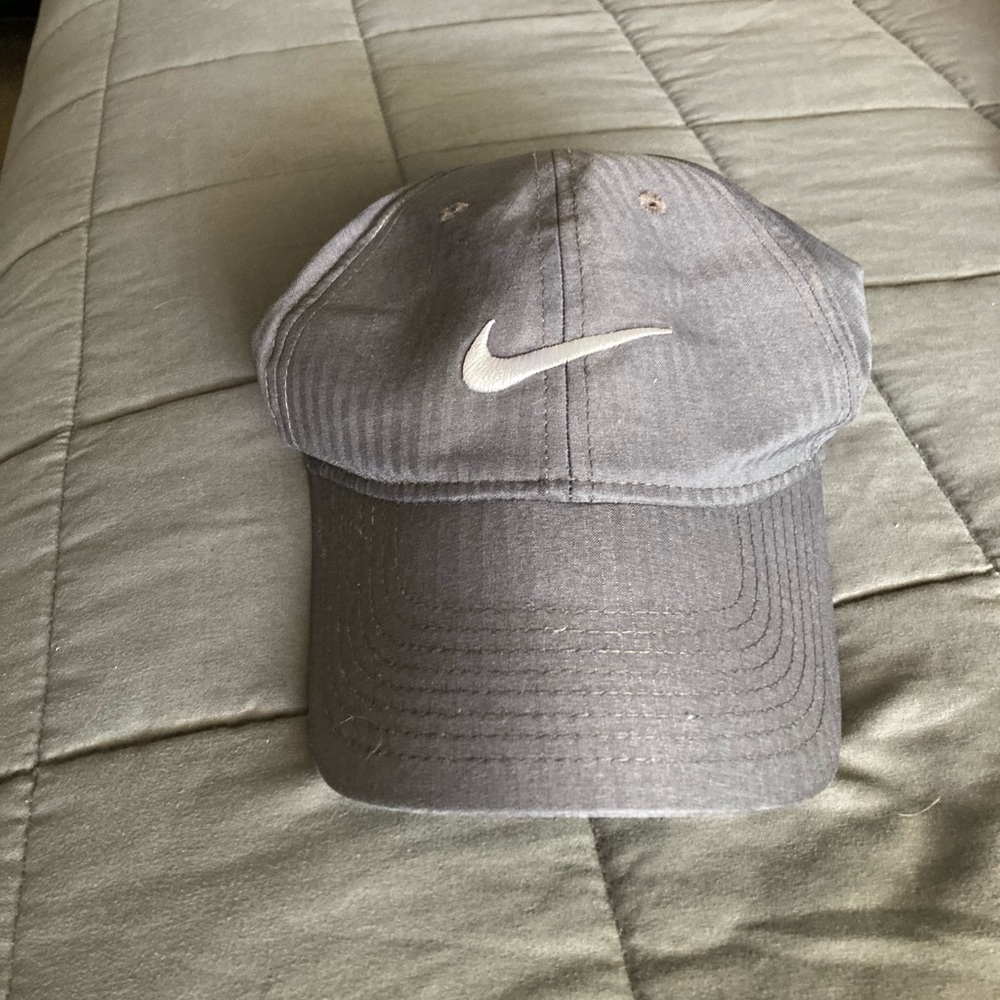 Men’s grey Nike hat